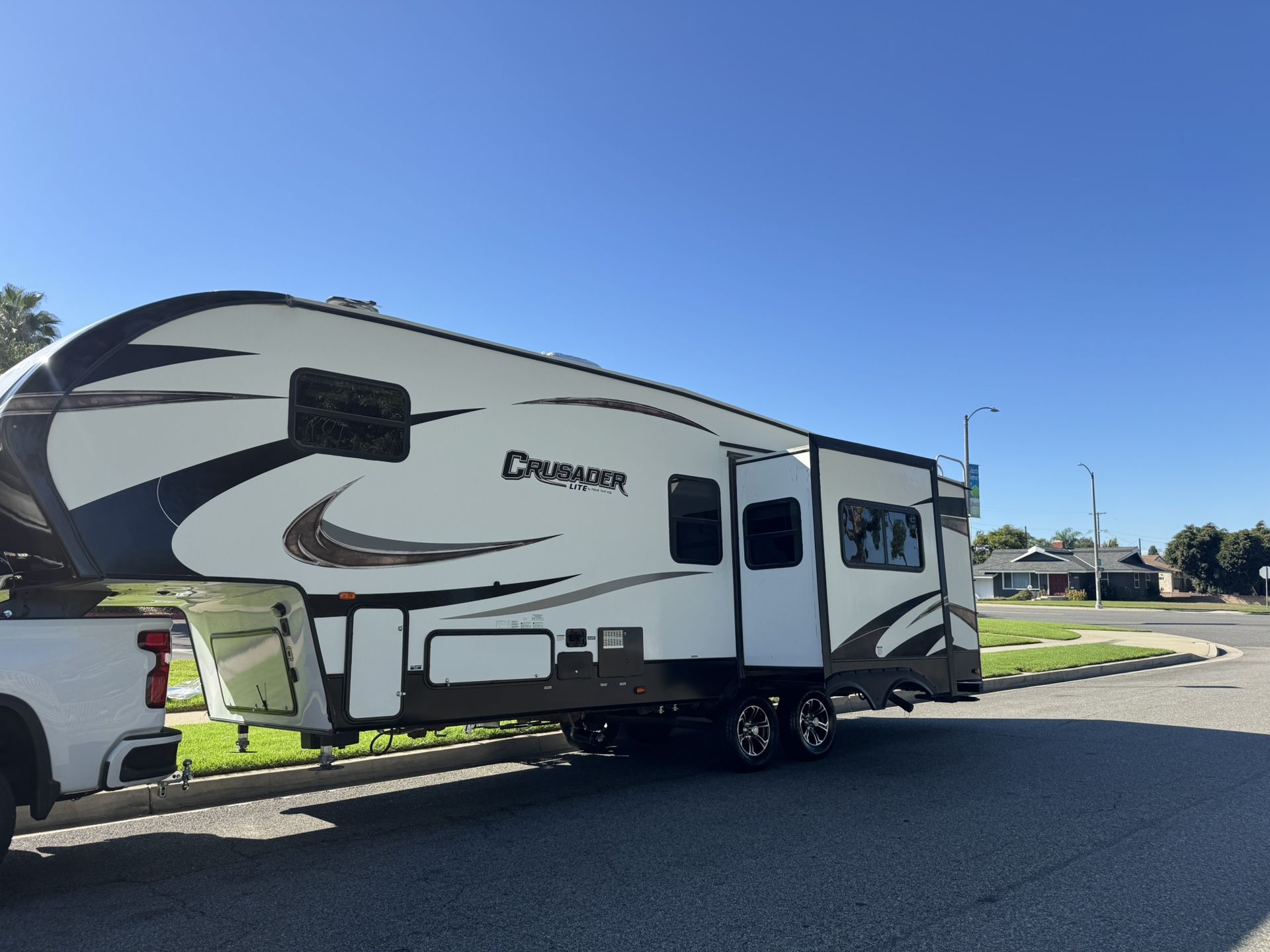 2018 Crusader Lite Prime Time Manufacturing by Forest River 27RK fifth wheel