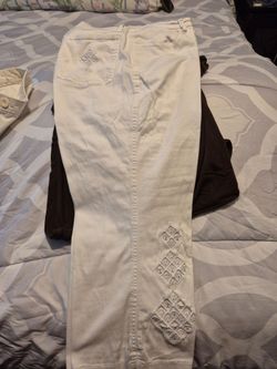 Capri jeans size 31( or 12)  white color  very elegant  with beautiful design and the pockets and also an legs.