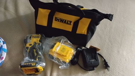DEWALT ATOMIC 20V MAX Lithium-Ion Cordless 1/4 in. Brushless Impact Driver Kit, 5 Ah Battery, Charger, and Bag