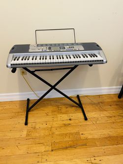 Casio LK-100 Keyboard. Vintage Antique. Key lighting system. Like new condition. Excellent tool to help learning how to play keyboard and excellent k