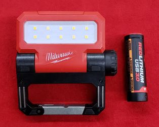 Milwaukee 2114-21 Rover Pivoting LED 550 Lumens Red Lithium USB 3.0 Rechargeable Flood Light with Battery - No Charger - Working