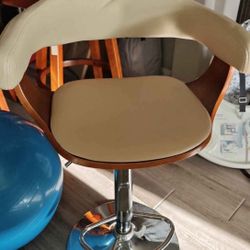 Modern Adjustable Bar Stool – Swivel Chair with Wood & Leather