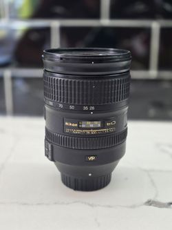 Nikon AF-S NIKKOR 28-300mm f/3.5-5.6G ED VR zoom lens in excellent working condition.