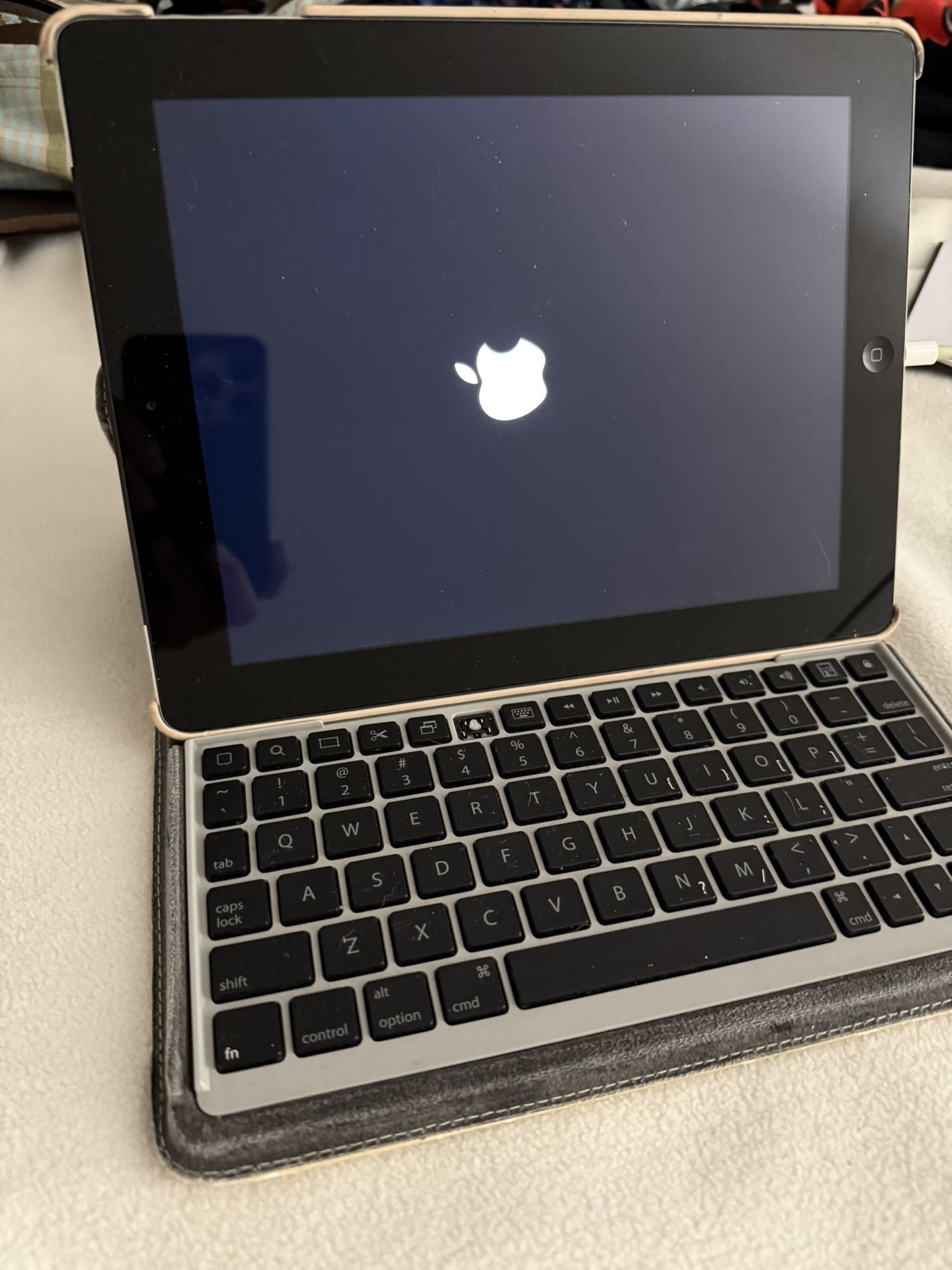 Great Used Apple iPad Model A1459 Targus Hard Case Stand Keyboard Very Clean No Cracks Charging Cord And Brick