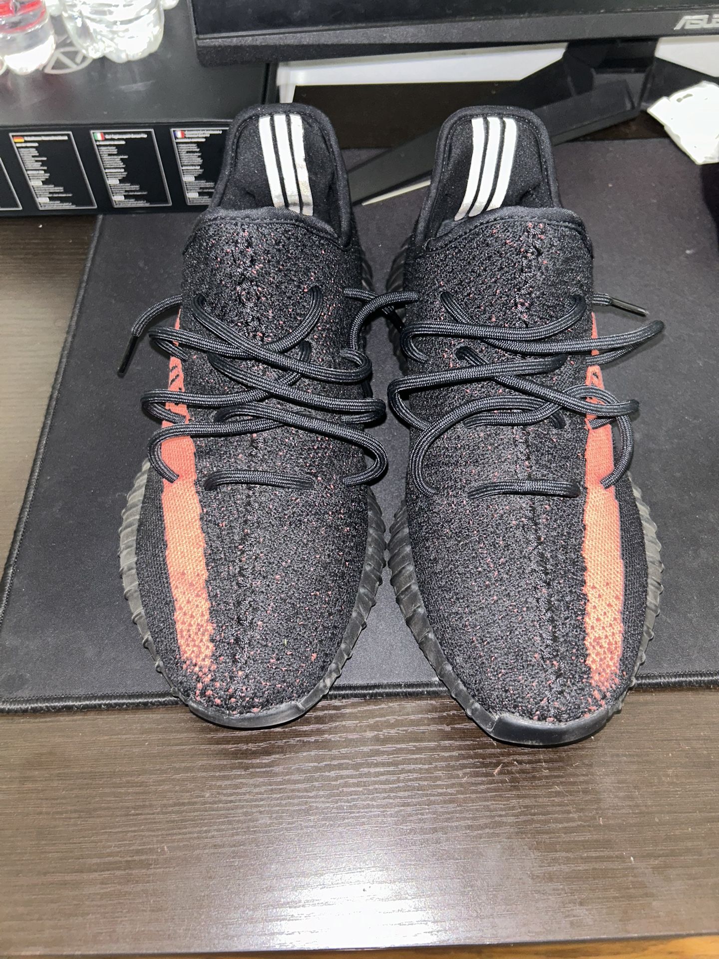 Yeezy 350 v2 “Red” size 10