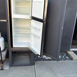 Refrigerator with cabinet