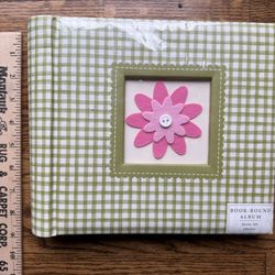  Square Book-Bound Photo Album with 3D Flower with Button 200 Pics