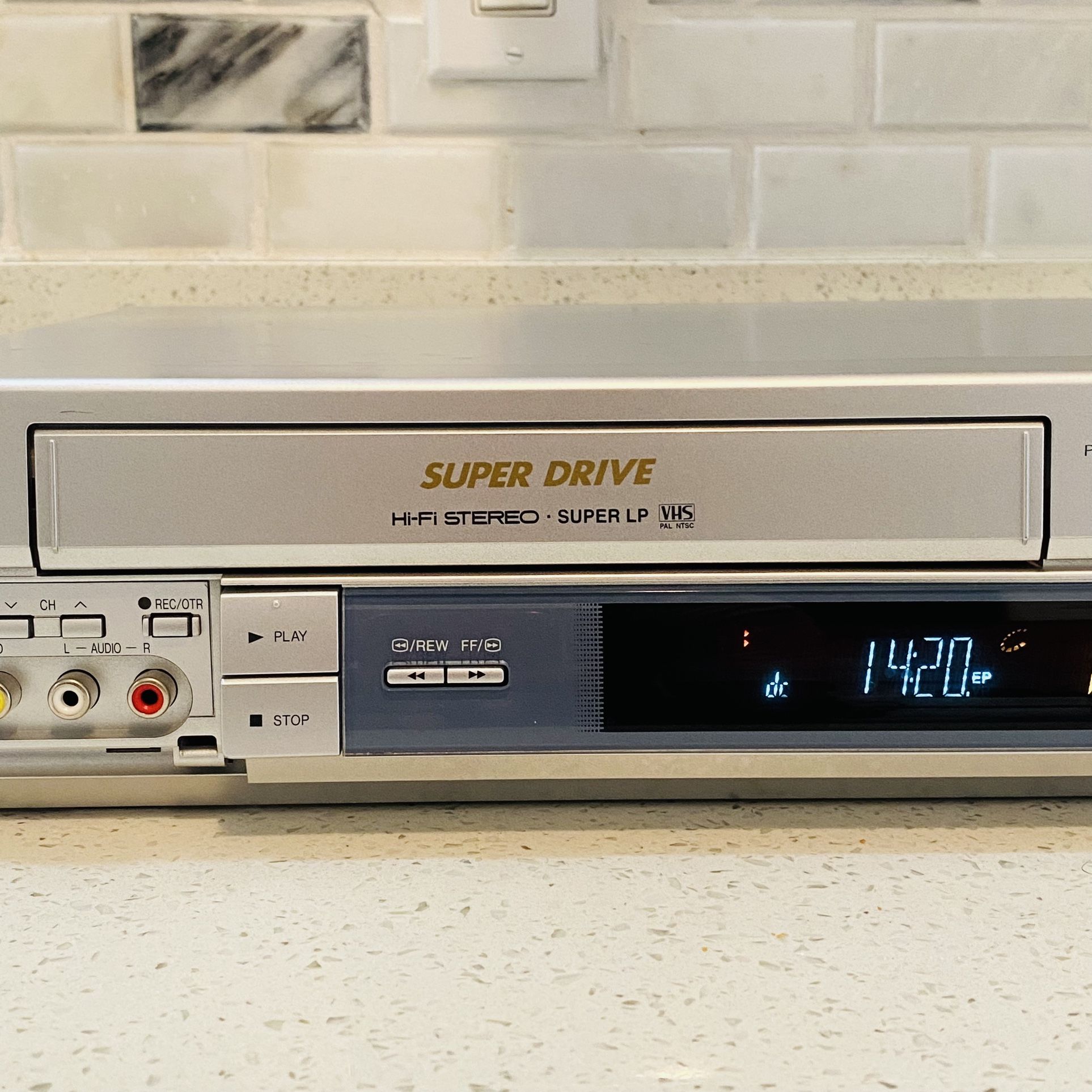 Panasonic NV-VP32 Combo DVD Player/Hi-Fi Super Drive Super LP VHS