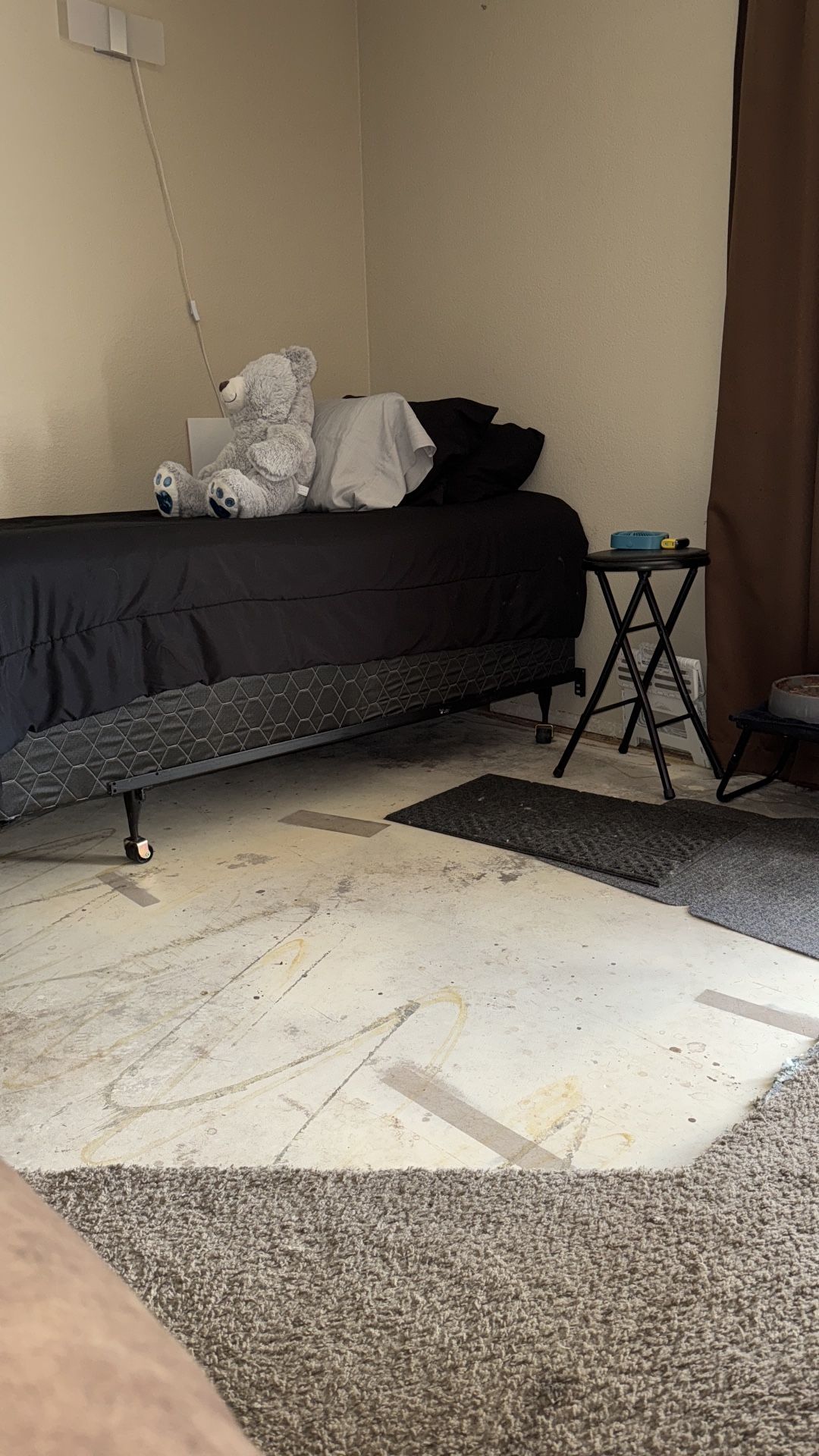 Twin Bed/ Cama Individual