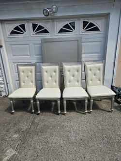 Beautiful 4 chairs and table set