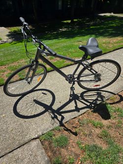 black Infinity Boss Three 700c hybrid bicycle