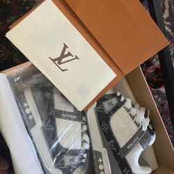 Lv Trainers Size 9 