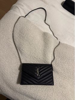 Envelope chain wallet in grain de poudre leather