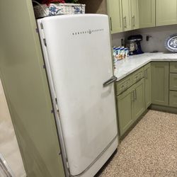 50’s Kitchen Furnishings 