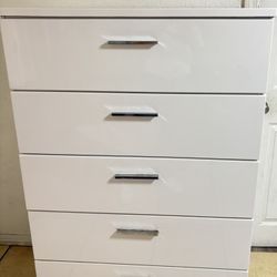Title: Modern White 5-Drawer Dresser – Solid & Spacious