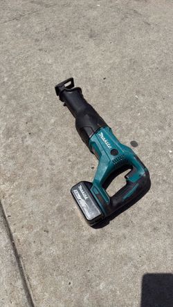 Makita saw zall with battery
