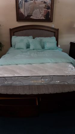Queen bed with mattress & dresser/mirror
