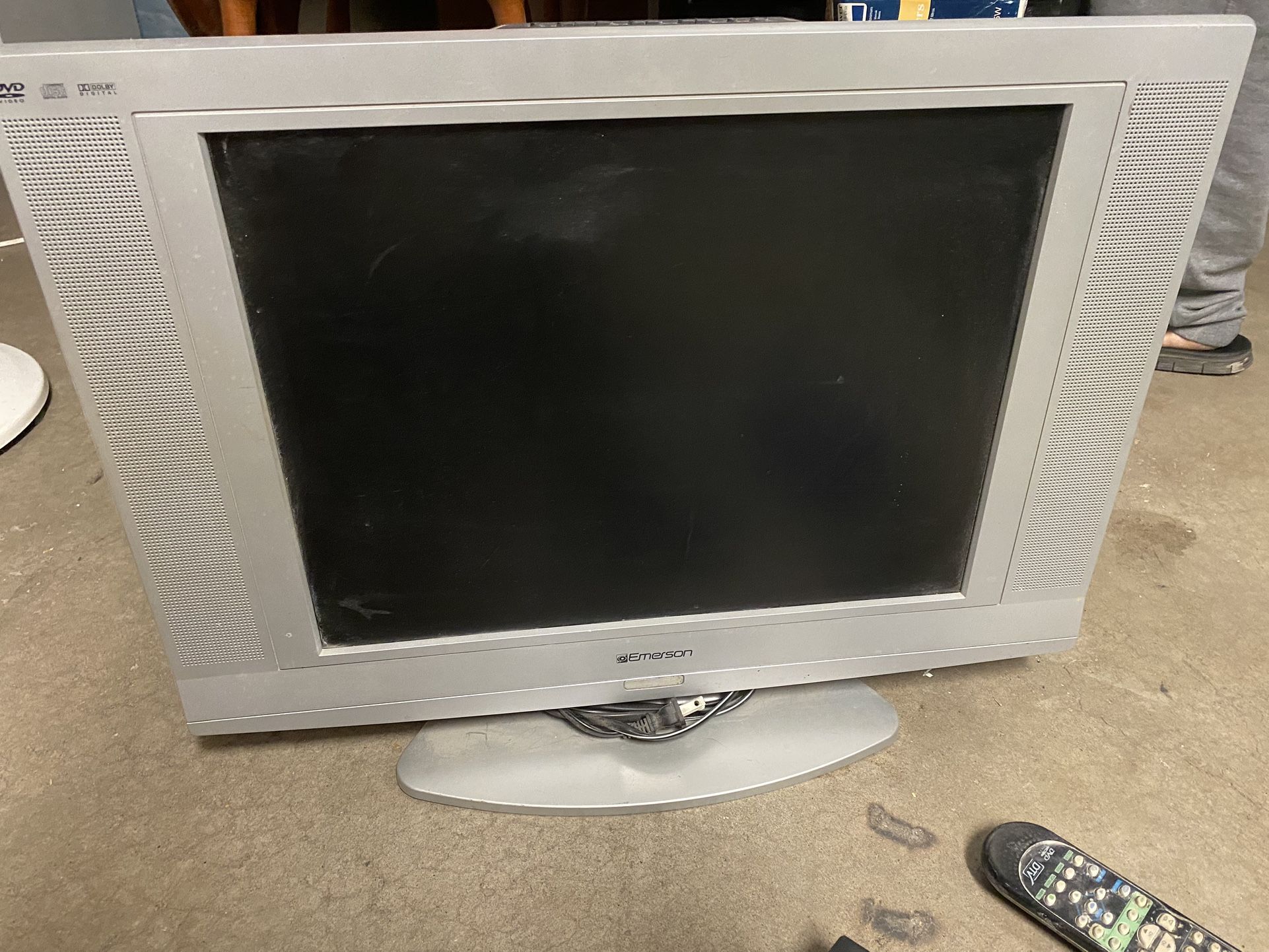 Emerson 20" LCD TV/DVD Combination Model LD200EM8
