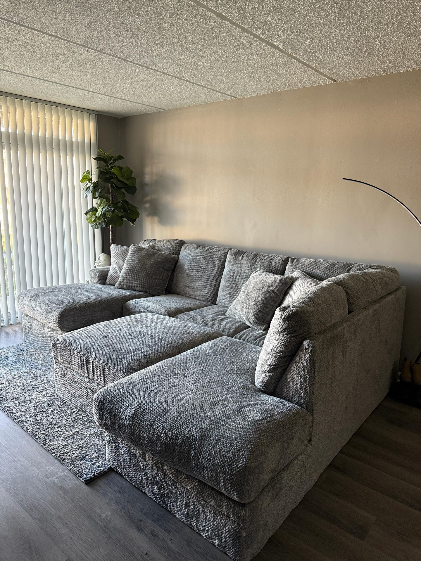 Modern Sectional sofa - Like new