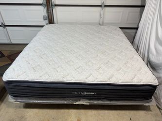 Helix Midnight Luxe King Mattress - LIKE NEW! Delivery Available