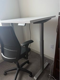 Staples Sit/Stand Desk & Chair