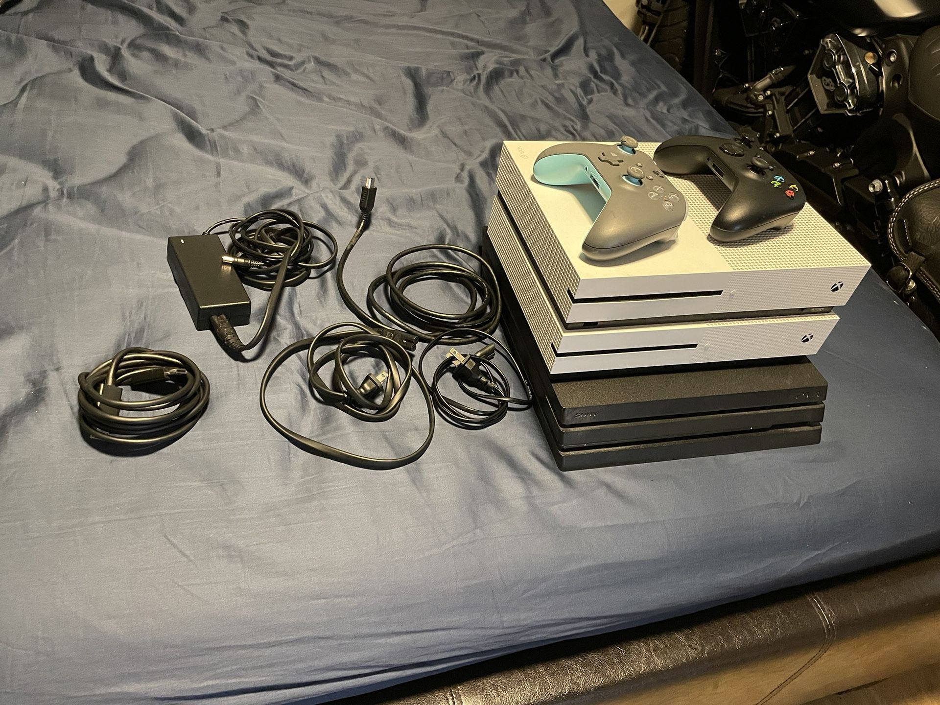 2 XBOX ONE  - 1 PS4 - 2 XBOX CONTROLLER - 8 GAMES (PERFECT CONDITION)