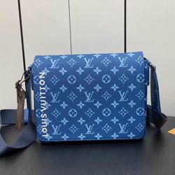 Louis Vuitton Monogram Eclipse District PM