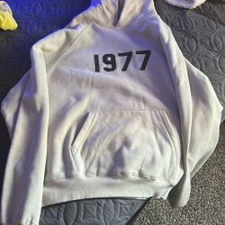 It’s a large I haven’t worn before. It doesn’t fit me. I can do trades or offers. Just let me know.