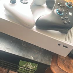 Xbox Series S 512 GB with 2 Controllers