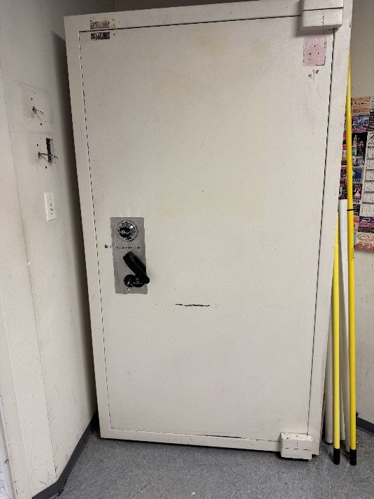 Fichet Bauche Brand Biltmore 1100 Model, Commercial Safe