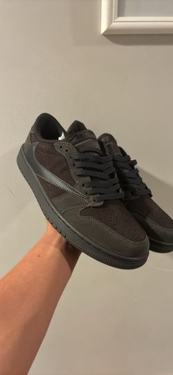 Travis Scott jordan 1 low red velvet size 9.5