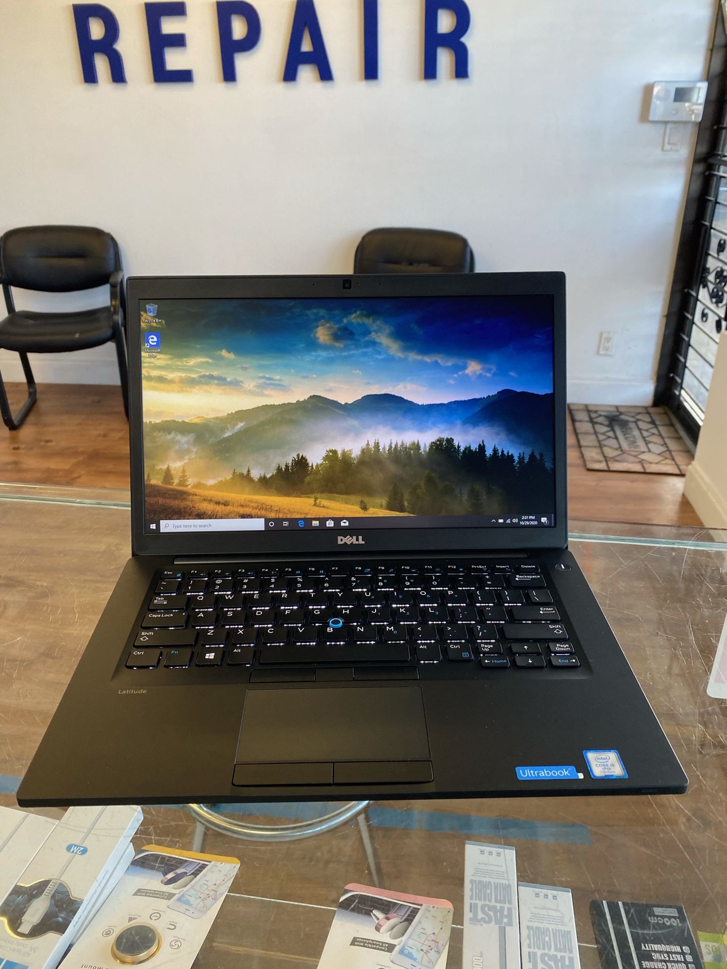 Like new! Dell Latitude 7480 14” ultrabook laptop. i5 vPro 7th gen, 8gb RAM, 128gb SSD, Windows 10