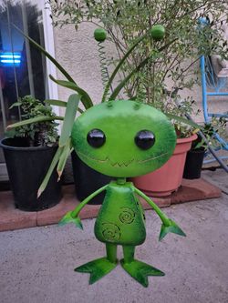 Alien 👽 sculpture