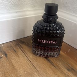 Uomo Born in Roma Intense Eau de Parfum ( 3.4 FL OZ )