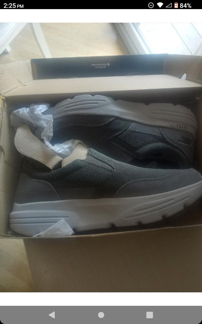 Men's Skechers Size 11 NEW IN BOX
