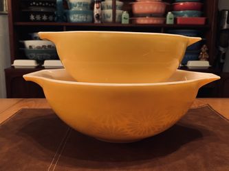 Vintage Pyrex Yellow/Orange Daisy Cinderella 2pc Set 