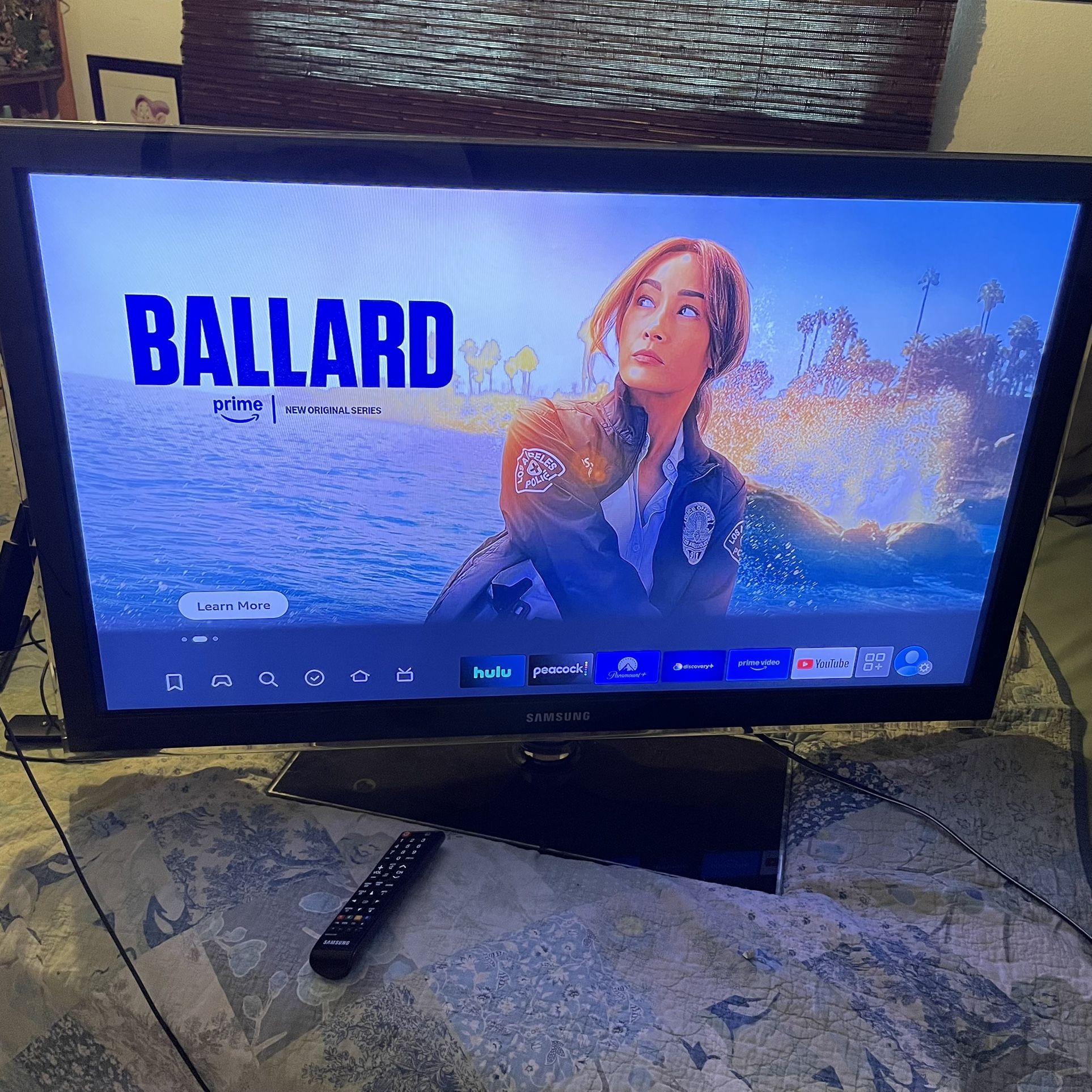 40” SAMSUNG LED TV on Swivel Base