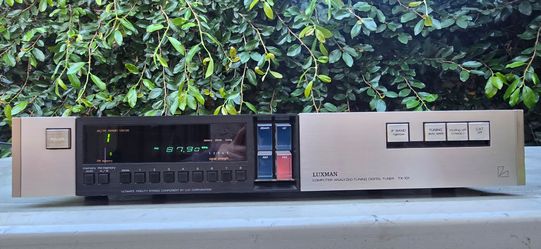 Luxman TX-101 AM/FM Stereo Tuner Computer Analyzed Digital Tuning ( Like New )