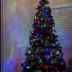 7.5 Ft Christmas 🎄 Tree With Ornaments Included!