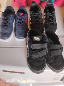 3 pares de zapatos pumaadidas y vans y 2 pares de chanclas son size 7 toddler todo por  $35