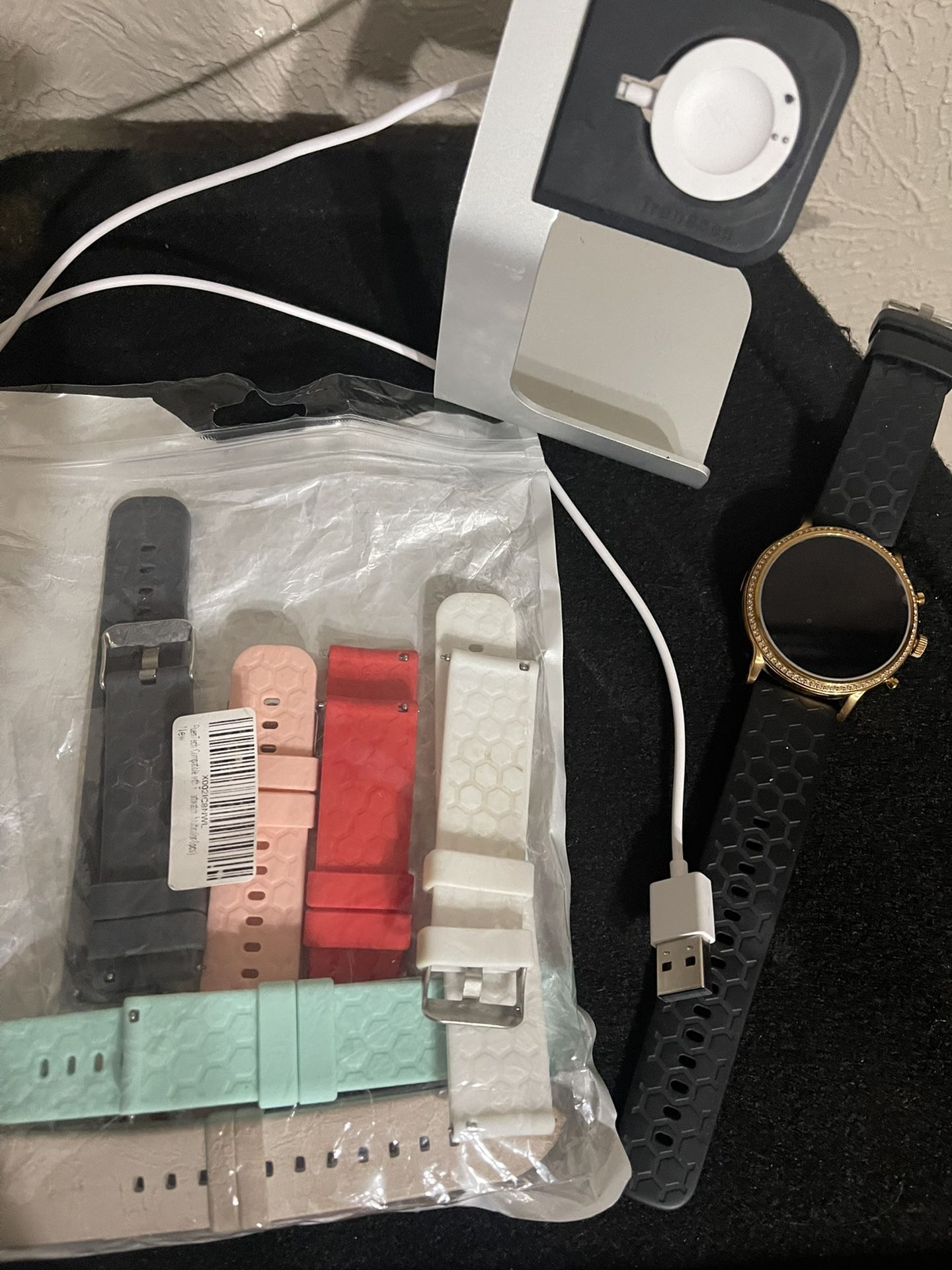 Fossil Gen 5 Rose Gold Smart Watch With Wristbands And Charger Stand Jewelry Accessories