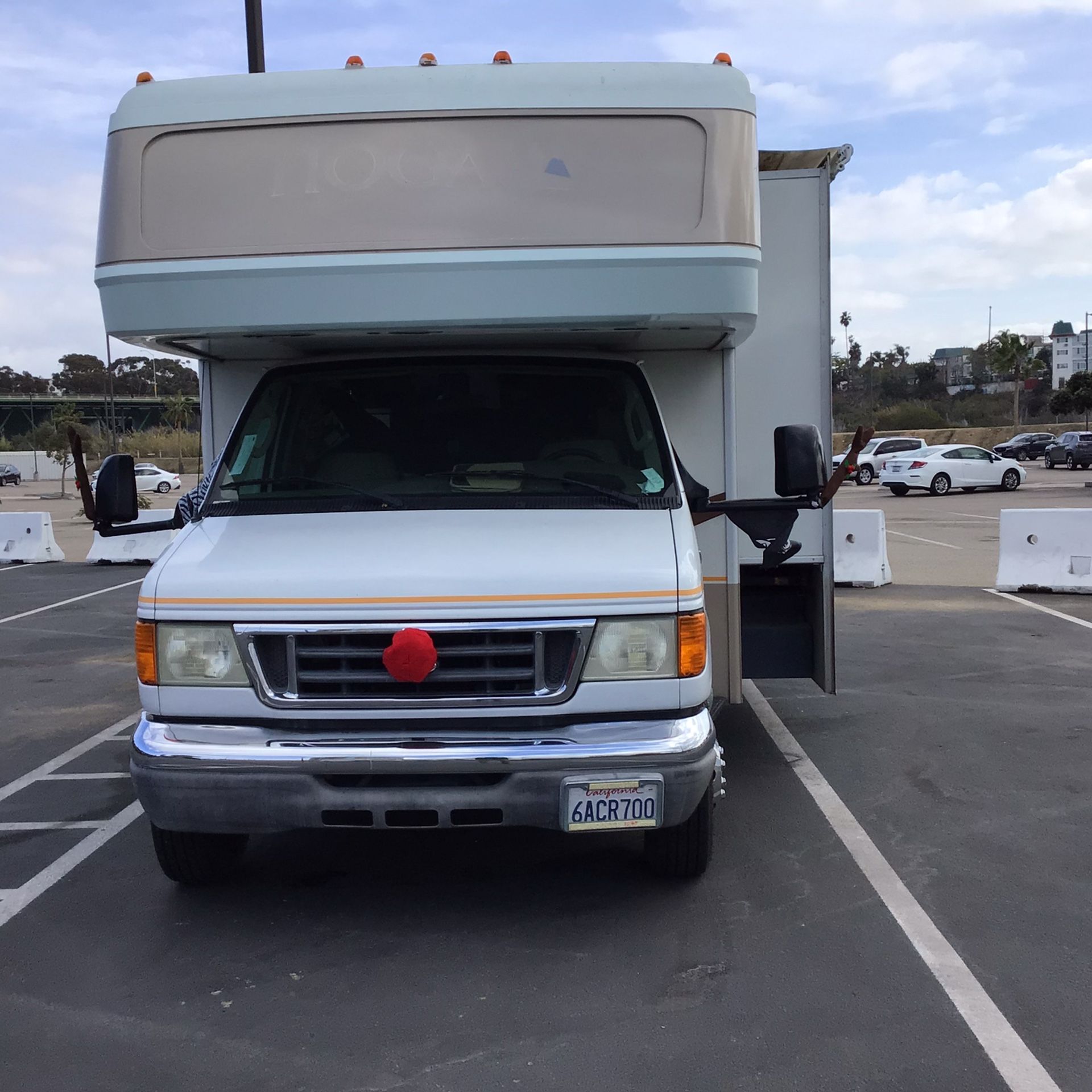 2008 Tioga Ford 10 cylinder 32 feet