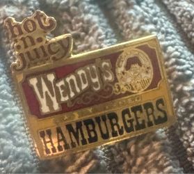 📌Vintage Collectible Pin Lot – Ski, Canada, Wendy’s & More – 7 Pieces