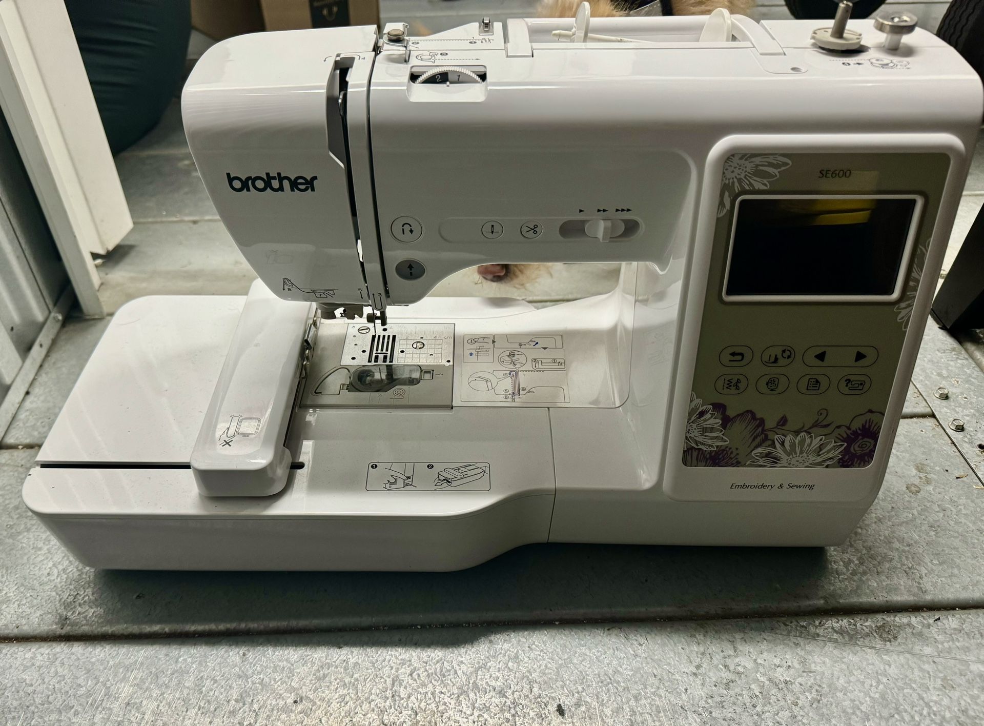 **Brother SE 600 Embroidery Machine - Excellent Condition - Extras Included! - Local Pickup in Queens**