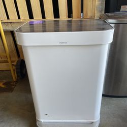 Simple Human Kitchen Trash can