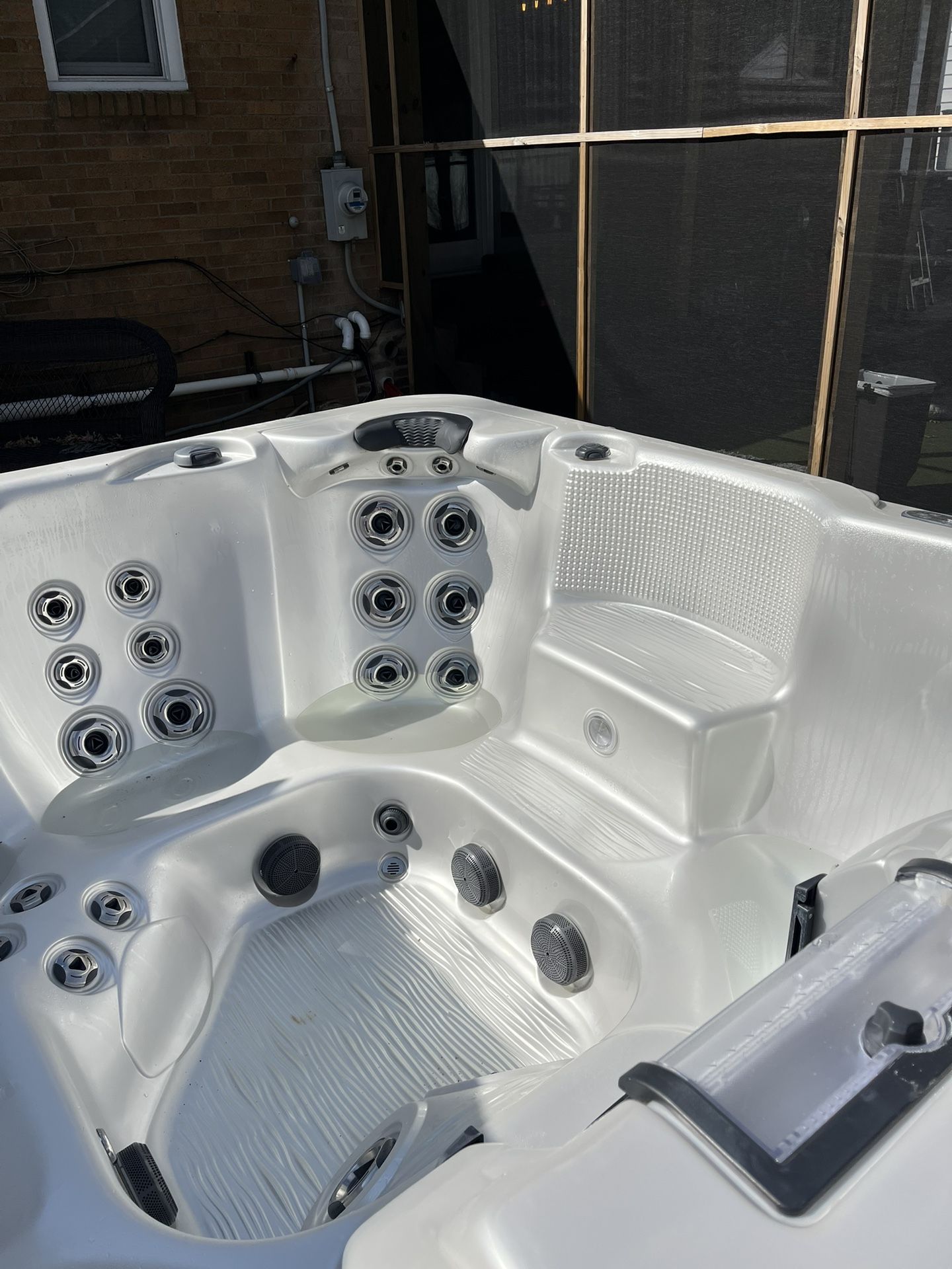 Hot Tub- Artesian Fiji 2023 Like NEW!