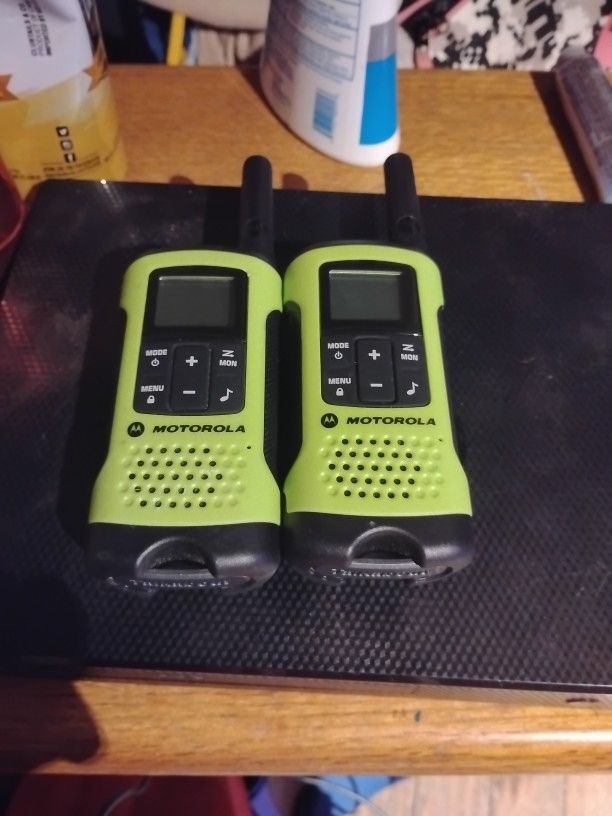 MOTOROLA 2600 TALK ABOUT RADIO 35 MILE RANGE