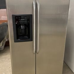 GE Refrigerator Side By Side Stainless Steel        Hablo Español 