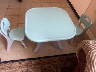 Kids table with 2 chairs