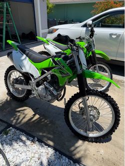 2 Kawasaki dirt bikes